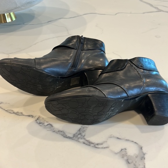 Moda Booties - Picture 5 of 8